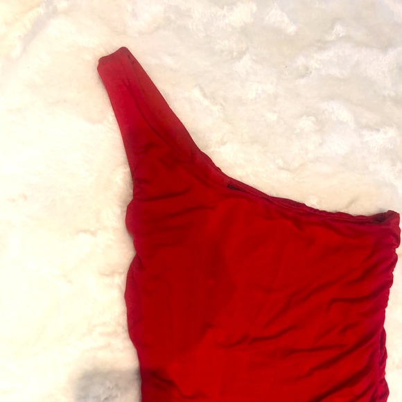 One shoulder, form fitting red dress - size M - Picture 2 of 3